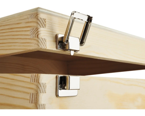 Detaljvy av ett träskåp med metallås