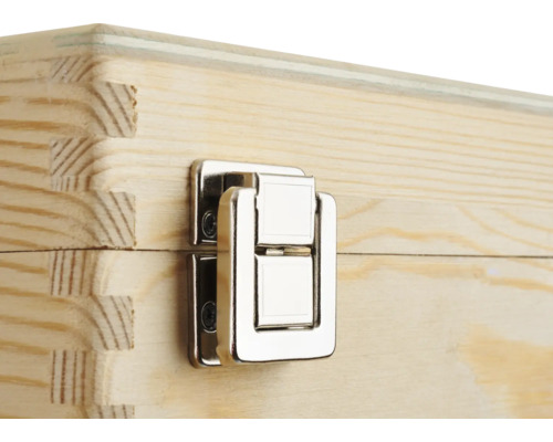 Närbild av en trälåda med metalllås