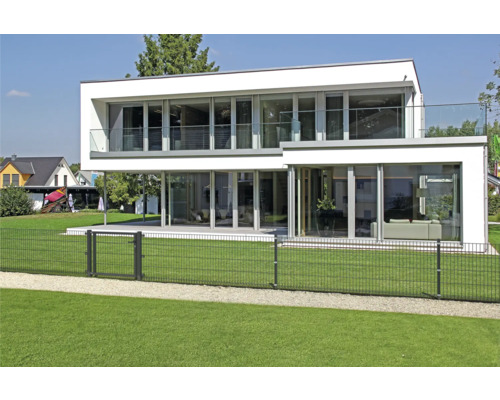 Modernt hus med dubbeltrådsstängsel