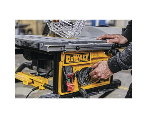 Bordsåg från DeWalt i gult och svart under användning.