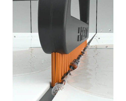 Fogborste i aktion för rengöring av kakelfogar