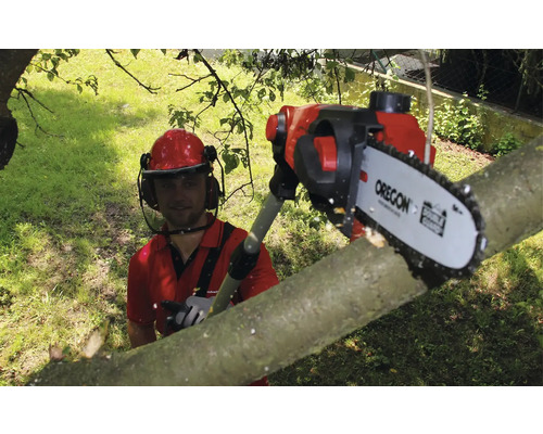 Man med skyddshjälm kapar gren med stångsåg