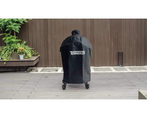 Svart grillöverdrag av märket Tenneker utomhus