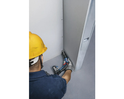 Hantverkare med batteridriven skruvdragare vid gipsarbeten