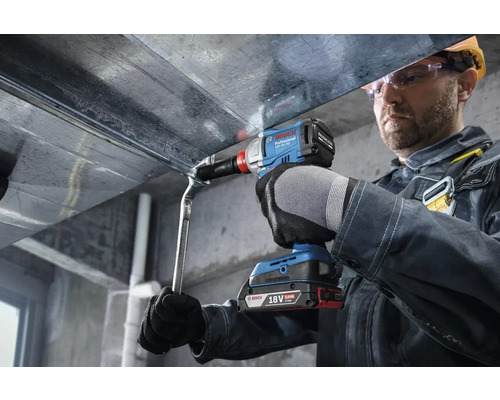 En hantverkare fäster en komponent med en sladdlös mutterdragare från Bosch.