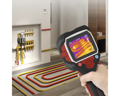 Hand med värmekamera för temperaturmätning av en golvvärme