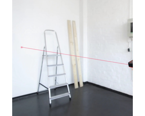 Rumsbild med laseravståndsmätare, stege och träribbor