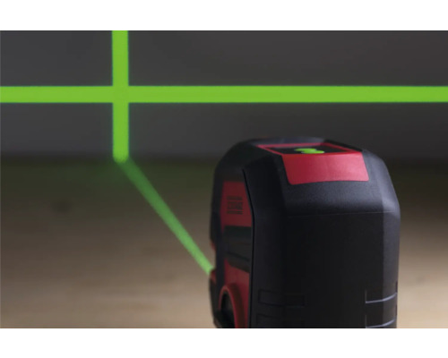 Korslinjelaser projicerar gröna laserlinjer på väggen.