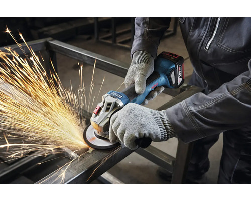 Batteridriven vinkelslip i bruk med gnistor