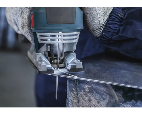 En sticksåg skär metall