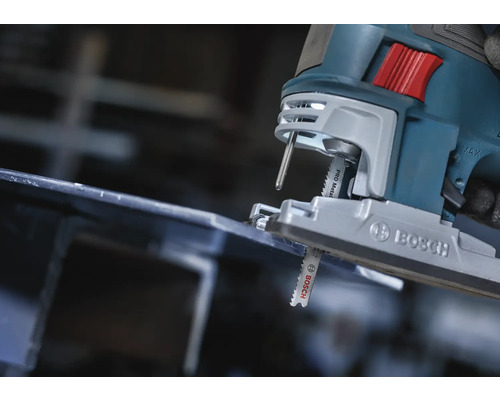 Närbild av en sticksåg som skär metall med ett Bosch-sågblad