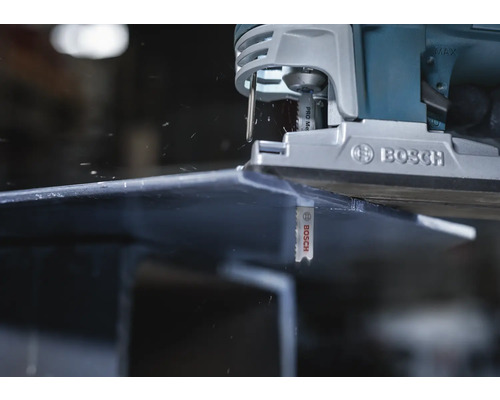 Bosch sticksåg som skär ett arbetsstycke, närbild.