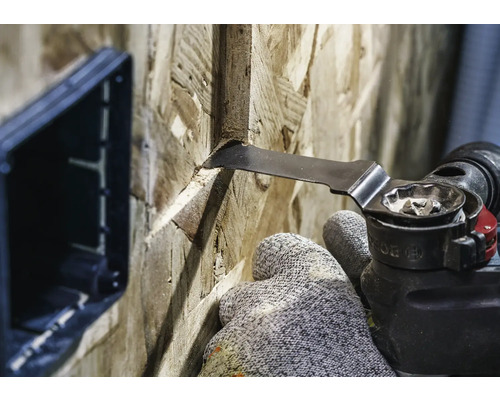 Oscillerande multiverktyg som används på en träskiva