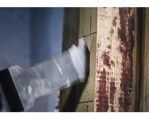 Yxa som bearbetar en träbit