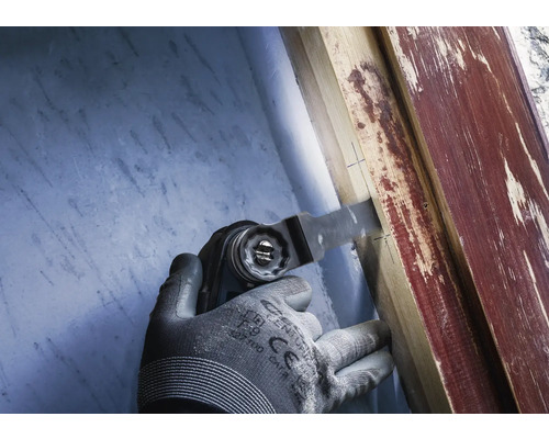 Oscillerande multiverktyg som används på en träram