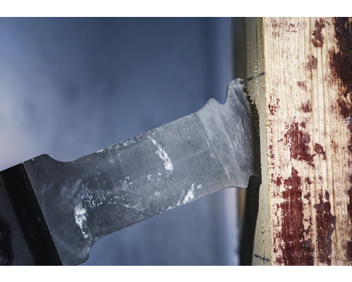 Handsåg sågar en träplanka