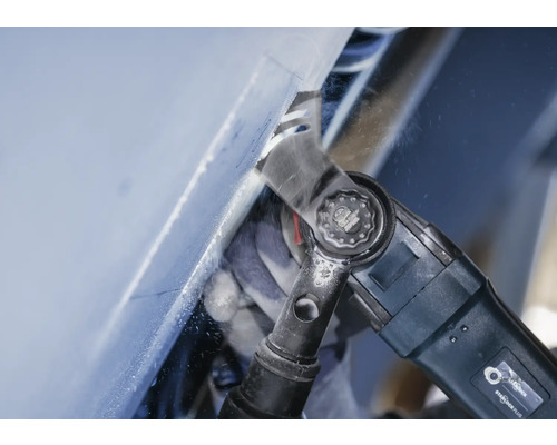 Multifunktionsverktyg som skär en arbetsstycke.