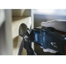 Multifunktionsverktyg som används på ett arbetsstycke