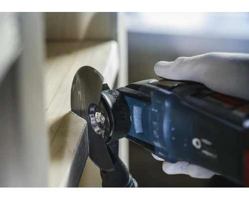 Multifunktionsverktyg som används på ett arbetsstycke