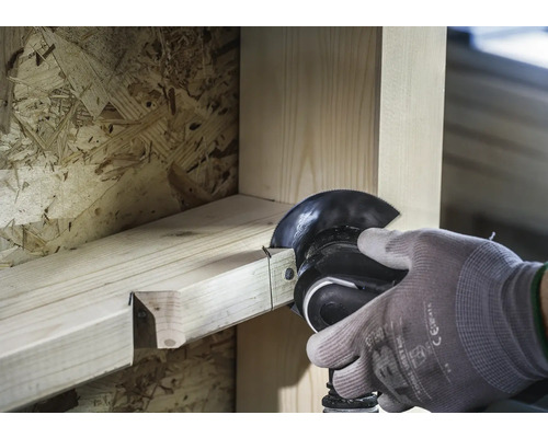 Multifunktionsverktyg som kapar en träram