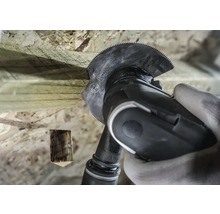 Oscillerande verktyg med sågblad som skär trä. Bosch logotyp