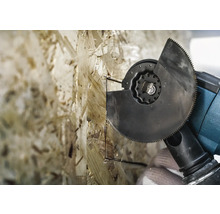 Oscillerande multifunktionsverktyg som används på en träskiva