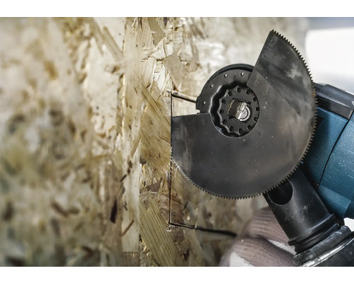 Oscillerande multifunktionsverktyg som används på en träskiva