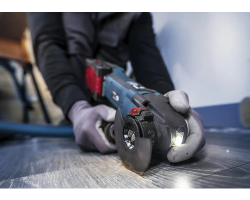 Oscillerande elverktyg som används vid skärning av trä