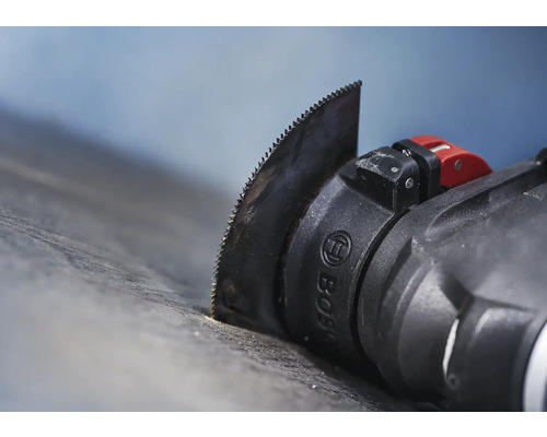 Oscillerande multiverktyg med sågblad i bruk