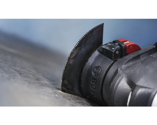 Oscillerande verktyg med sågblad och Bosch-logotyp