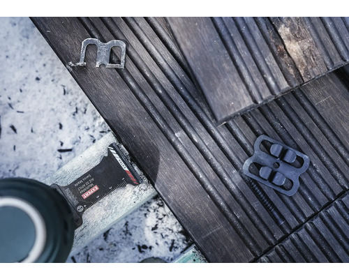 Trädäck med fästklämmor och ett Bosch multiverktyg