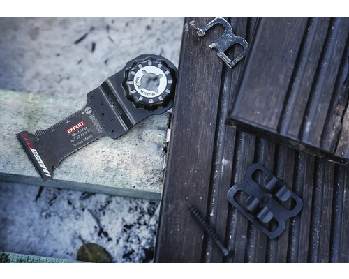 Bosch Expert MultiMax AIZ 32 APILT sågblad för multifunktionsverktyg med tillbehör på trägolv