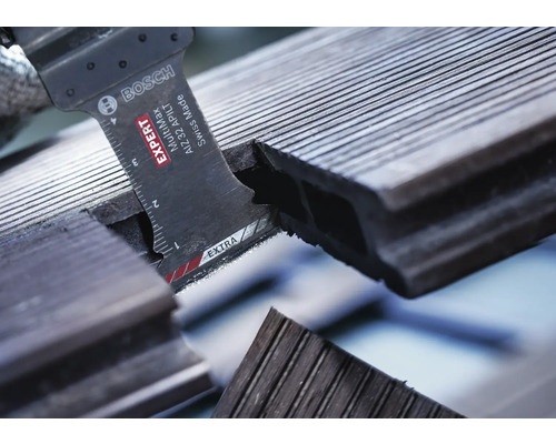 Bosch logotyp. Närbild av en såg som skär en trallbräda.