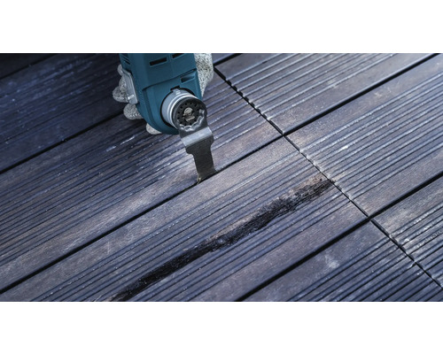 Multifunktionsverktyg som används på en träterrass