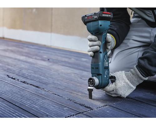 Batteridrivet multiverktyg som används på en träyta