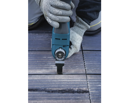 Oscillerande multiverktyg skär en bräda