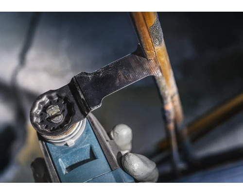 Multifunktionsverktyg skär ett kopparrör.