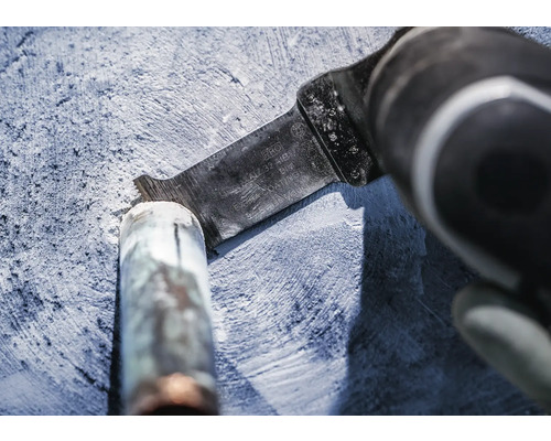 Oscillerande elverktyg med sågblad används för att skära av ett rör.