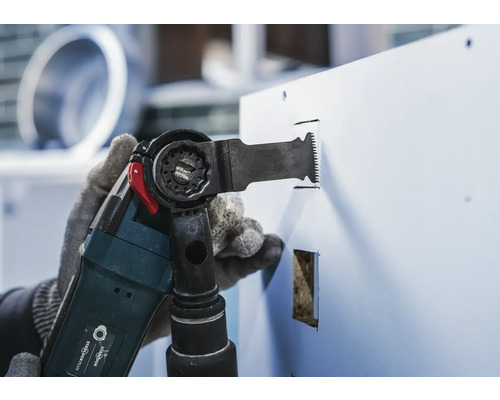 Multifunktionsverktyg används för att skära ett hål i en yta