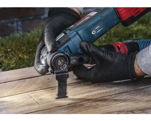 En person använder ett Bosch multifunktionsverktyg för att skära trä