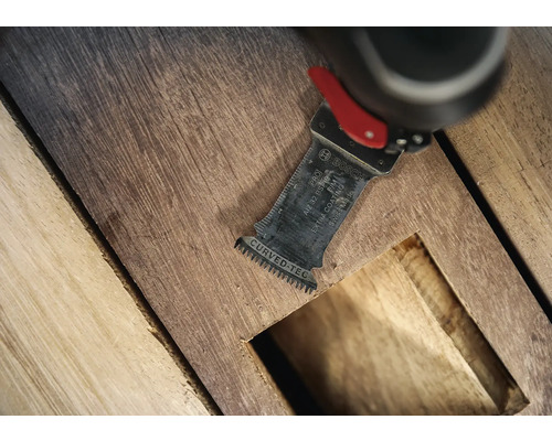 Oscillerande verktyg skär träbjälkar med Bosch logotyp