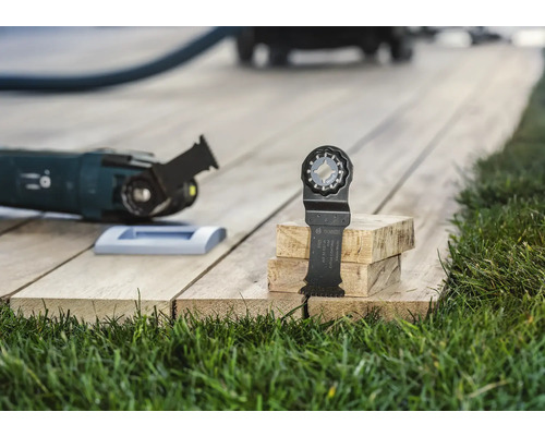 Oscillerande multiverktyg med sågblad för träbearbetning