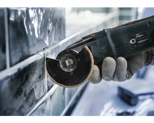 Närbild av ett multiverktyg som skär plattor