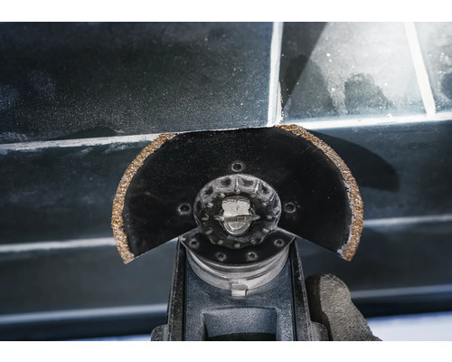 Oscillerande elverktyg skär fogmassa mellan plattor