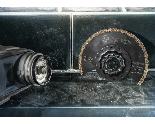 Oscillerande verktyg med Bosch-logotyp och kapskiva för mineraliska material