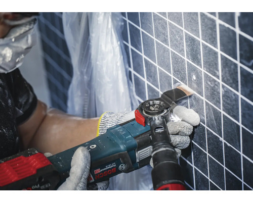 Oscillerande multiverktyg som används på en vägg