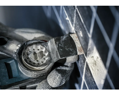 Multiverktyg används för att skära ett metallgaller