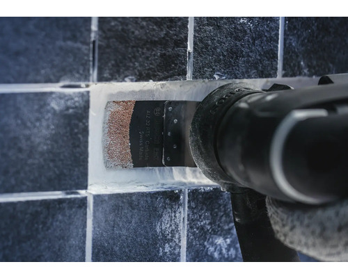 Multifunktionsverktyg med Bosch Pro-logotyp som tar bort fogmassa