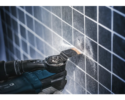 Multifunktionsverktyg som används på kakel