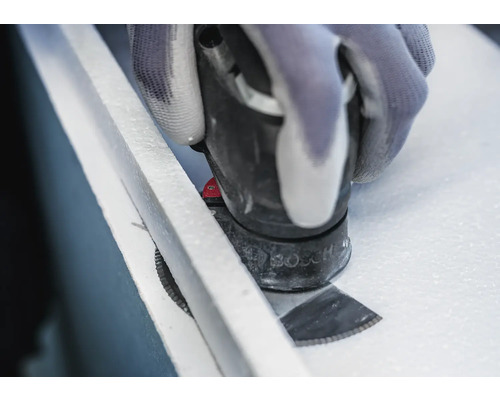 Närbild av ett Bosch multiverktyg som skär material